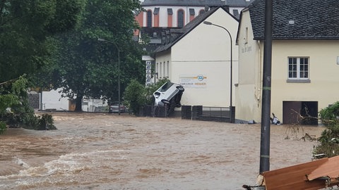 Die übergelaufene Prüm im Juli 2021: Auch Autos wurden von den Wassermassen mitgerissen.