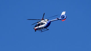 Die Polizei Trier hat im Stadtgebiet einen flüchtigen Mann auf offener Straße festgenommen. Er wurde nach einer gefährlichen Körperverletzung am 3. März im Stadtteil Heiligkreuz per Hubschrauber gesucht.