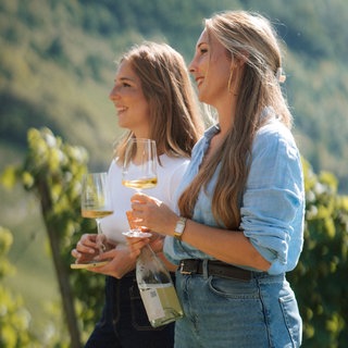 Immer mehr Frauen prägen die Weinbranche an der Mosel. Aline und Josephine Knodt werben für ihr Weingut auch über Social Media.