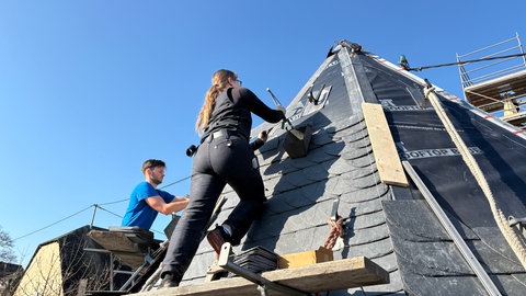 Die Teamarbeit mit Dachdeckermeister und Auszubildender ist es, die Vanessa Thieltges neben der schönen Aussicht an der frischen Luft an ihrem Traumberuf schätzt.