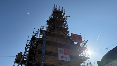 Das Dach einer alten Kirche wie hier in Naurath zu decken, bedeutet für Vanessa Thieltges und ihre Kolleginnen und Kollegen nicht nur eine tolle Aussicht sondern auch, ihr Können zu zeigen.