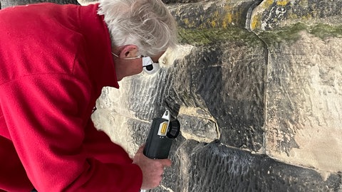 Steinrestaurator Ulrich Bauer-Bornemann bei der Arbeit an der Porta Nigra in Trier.