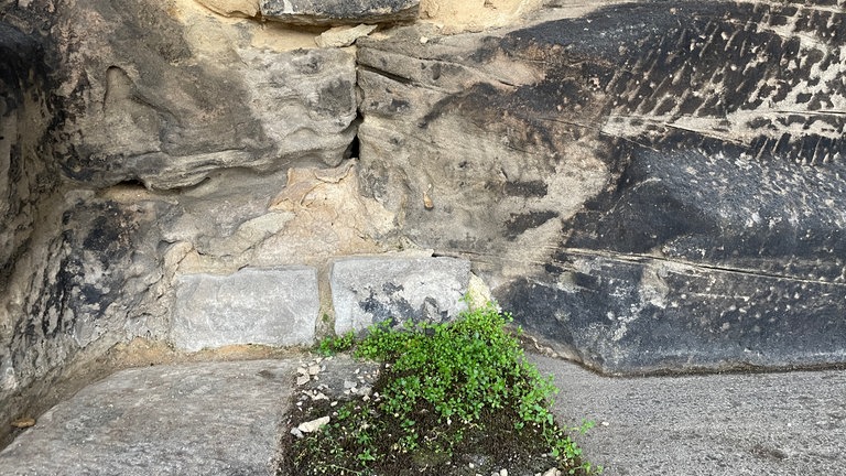 Die Steine der Porta Nigra sind aus unterschiedlichen Epochen. Einige sind sehr stark verschmutzt. 