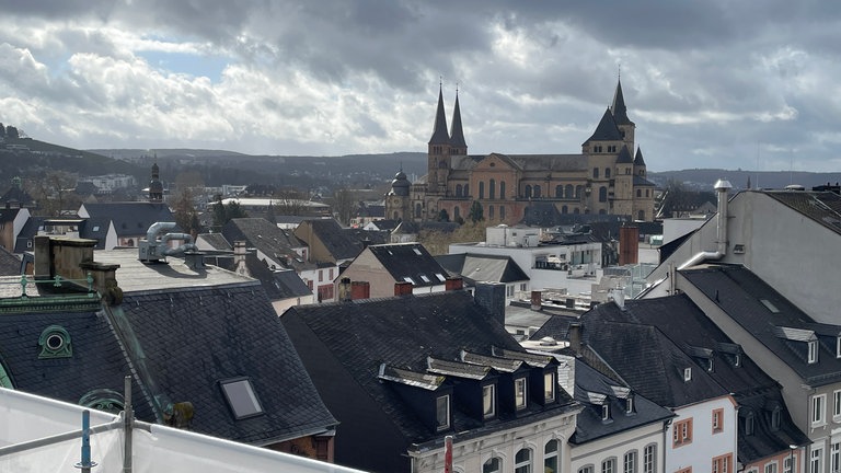 Der Blick vom obersten Stock des Baugerüstes an der Porta Nigra über Trier.