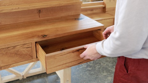 Letzte Arbeiten an einem Schminktisch, bevor dieser zusammen mit einem Bett an einen Privatkunden verkauft wird.