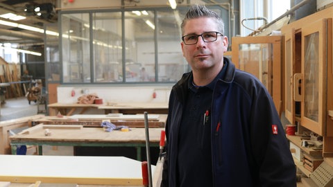 Schönhofen arbeitet in der Gefängnis-Schreinerei er hilft bei den Arbeiten in der Schreinerei.