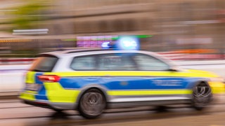 Die Polizei kann ein Einbrechertrio nach einer Verfolgungsfahrt, die mit einem Unfall endet, in Greimerath stellen.