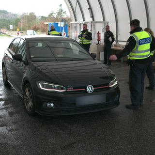 Ein Auto wird von der Polizei an einer Kontrollstation nahe der Grenze zwischen Rheinland-Pfalz und Luxemburg kontrolliert