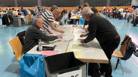 Auszählung der Stimmzettel in der Arena Trier.