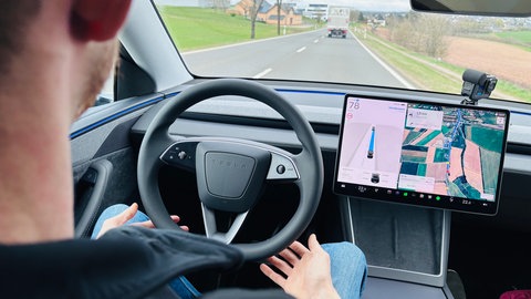 In der Verbandsgemeinde Arzfeld sind selbstfahrende Taxis von Tesla unterwegs, die die Menschen hin- und her fahren. 
