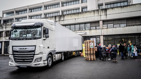 Die Spritpreise sind enorm gestiegen - das macht auch Hilfstransporte per Lkw in die Ukraine immer schwieriger.