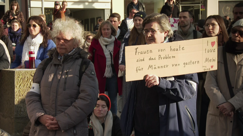 Die Teilnehmenden einer Kundgebung gegen Femizide, sexualisierte Gewalt und Machtmissbrauch an der Porta Nigra in Trier.