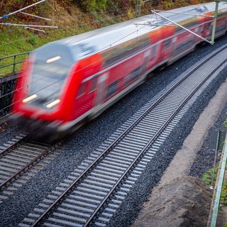 Zwischen Trier und Köln sollen für ein Jahr wieder Züge über die Eifelstrecke fahren. 