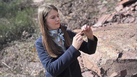 Geologin Sabine Kummer erklärt, dass es in der Region Trier viele Risse in der Erdkruste gibt. Das kann zu Erdbeben führen.