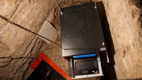 Ein Messgerät, um Erdbeben zu messen. Solche Geräte werden in der Eifel rund um Trier derzeit aufgebaut. (Symbolbild)