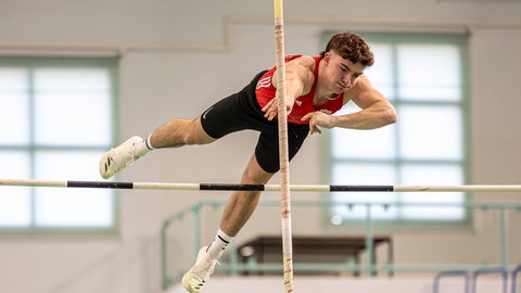 Seniorin spendet Millionen für marode Sportanlage in Idar-Oberstein: Weil seine Heimatsportanlage heruntergekommen ist, muss Zehnkämpfer Jonas Jäckel oft auf andere Sportanlagen in deutlicher Entfernung ausweichen.