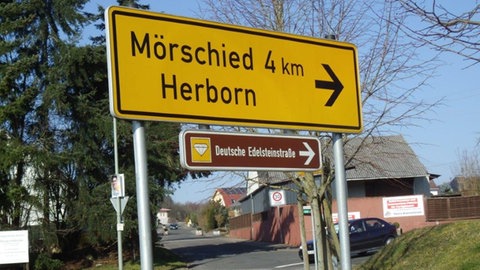 Schmale braune Schilder, wie das zur deutschen Edelsteinstraße, weisen laut Straßenverkehrsordnung auf "touristische Routen" hin.