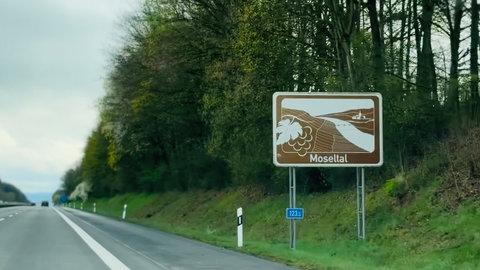 Diverse Schilder in der Region Trier weisen auf das Moseltal hin. Zwei davon hat für insgesamt 7.800 Euro die Verbandsgemeinde Schweich im Jahr 2008 aufstellen lassen.