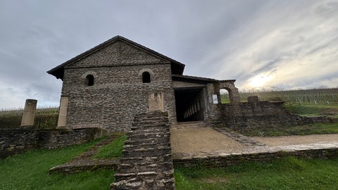Die Villa Urbana in Longuich liegt etwas versteckt zwischen Weinreben. Kleine Schilder im Ort weisen aber den Weg dorthin.