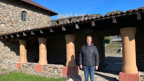 Die Villa Rustica steht in Mehring mitten im Ort. Laut Sven Thiesen, Geschäftsführer des Vereins Römische Weinstraße, wurde die Ruine durch Zufall von einem Bauern entdeckt.