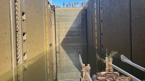 Trotz Publikum klappt die Einfahrt in die Kanzemer Schleuse. 