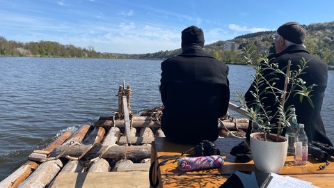 Ganz gemütlich gleitet das Floß durchs Wasser. Den Olivenbaum haben die Flößer als Zeichen des Friedens und der Völkerverständigung dabei - kann in diesen Zeiten ja auch nicht schaden. 