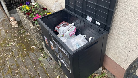 Angebot für Tierhalter: Eine Spendenbox mit Futter vor der Haustür. 
