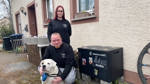Sarah und Sebastian Senderkwist sind "tierverrückt". Durch ihren Hund "Buddy" wissen sie, wie teuer die Versorgung eines Vierbeiners ist. 