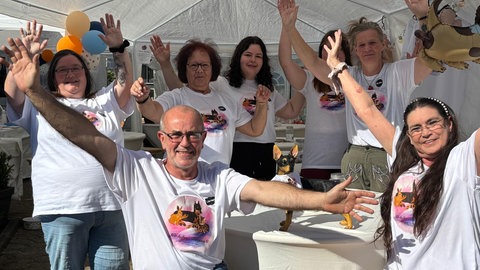 Der Verein "Wir helfen Boogie" aus Bettenfeld ist seit 2024 im Tierschutz aktiv. Das Foto zeigt einige Mitglieder um Carmen Schürrer (rechts) beim Sommerfest. 