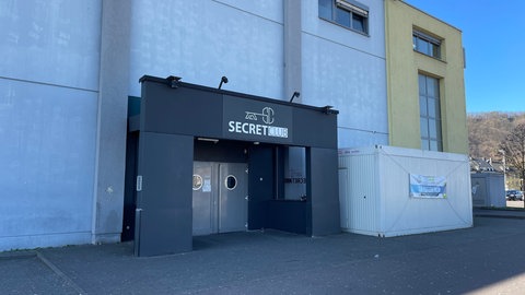 Den Secret Club in Trier-West gibt es seit Herbst 2025 nicht mehr. Ein Mann wirft den Türstehern vor, von ihnen verprügelt worden zu sein. 