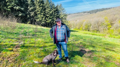 Klaus Neubürger aus Lüxem bei Wittlich. Der Jäger und Waldbesitzer kennt die Gefahren im Wald, die durch Klimawandel und Trockenheit mehr geworden sind.