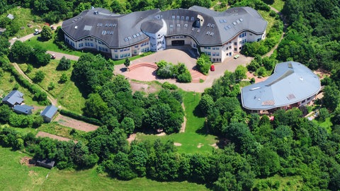 Die Freie Waldorfschule Trier bietet auf ihrem Gelände viel Grün und es gibt viele Bäume