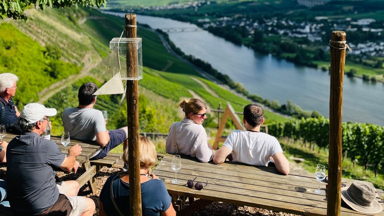 Zum Ausruhen - zum Ausblick feiern - und manchmal auch zum Wein genießen. Immer mehr Winzer richten kleine "Raststationen" ein. Hier im Schweicher Annaberg.