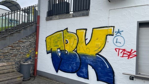 Graffiti-Serie in Wittlich: Unternehmer bietet Geld für Hinweise: Am Schloßplatz in Wittlich gibt es das wohl aufffälligste TBK-Graffiti der Stadt. 