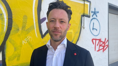 Der Immobilienmakler Marvin Jeske stört sich an den Graffiti in Wittlich - wie hier am Schloßplatz. Jetzt setzt er privates Geld ein, um den Sprüher zu finden. 