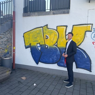 Der Immobilienmakler Marvin Jeske stört sich an den Graffiti in Wittlich - wie hier am Schloßplatz. Jetzt setzt er privates Geld ein, um den Sprüher zu finden. 