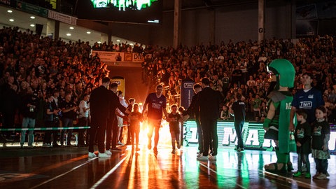 Marten Linssen von den Gladiators Trier läuft in die SWT-Arena ein, im Spiel gegen den Tabellenführer FC Bayern.