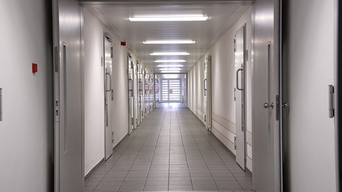 Sechs Männer sitzen derzeit in solchen Zellen im Wittlicher Gefängnis, weil sie schwarz gefahren sind. 