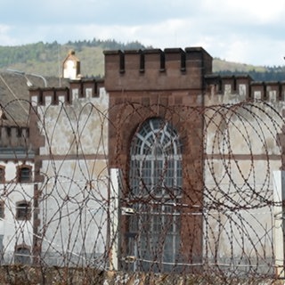 Die Justizvollzugsanstalt Wittlich ist die größte im Land. Hier im Gefängnis landen auch Menschen, die schwarzfahren. 