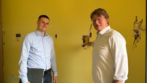 Tobias Schumacher (links) von der Quartiersmanufaktur GmbH und Michael Sukopp (rechts) von der Immprinzip GmbH bauen das Krankenhaus Trier-Ehrang zu einem Wohn-Medizin-Komplex um.