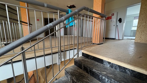 Das Geländer und der Granitboden im Krankenhaus Trier-Ehrang sollen auch nach dem Umbau erhalten bleiben. Während der Arbeiten werden sie durch Schaumstoff und Spanplatten geschützt.