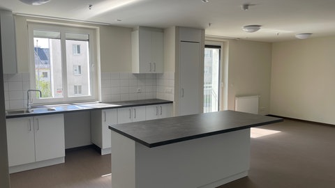 So sehen die frisch renovierten Wohnblöcke in der Housing aus, wenn sie fertig sind. Zwei kleinere Wohnungen werden zu einer großen zusammengelegt. Bei der Housing spricht man von "Rightsizing". 