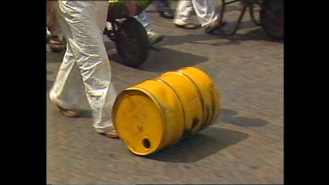 Bei einer Demo in Trier im Mai 1986 rollten die Demonstrierenden "Atomfässer" durch die Innenstadt und fuhren "kontaminiertes" Gemüse in Schubkarren, um gegen das AKW in Cattenom zu demonstrieren.