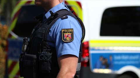 Die Trierer Kriminalpolizei hat monatelang im Bereich Drogenkriminalität ermittelt und nun insgesamt sieben Tatverdächtige festnehmen lassen. Es geht vor allem um Amphetamine im Kilobereich, außerdem um Ecstasy-Tabletten, Kokain und Cannabis.