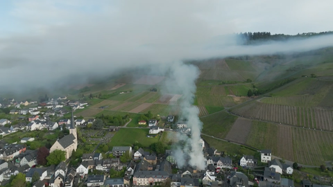 In Kröv ist ein leerstehendes Haus in Brand geraten. Der Rauch ist so stark, dass er bis in die umliegenden Orte zieht. Anwohner sollen Türen und Fenster geschlossen halten.