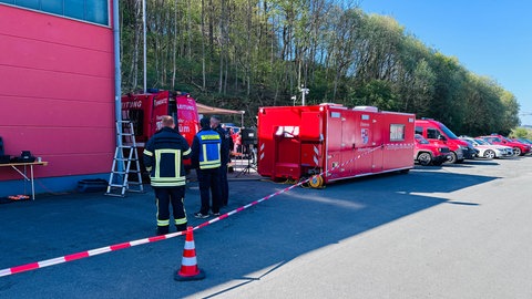 Feuerwehr, Polizei und Rettungsdienst besprechen sich.