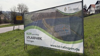 Die Bürgerinitiative "Nein zum mega Solarpark Ralingen" hat an der Ortseinfahrt große Banner aufstellt, um auf ihre Kritik aufmerksam zu machen