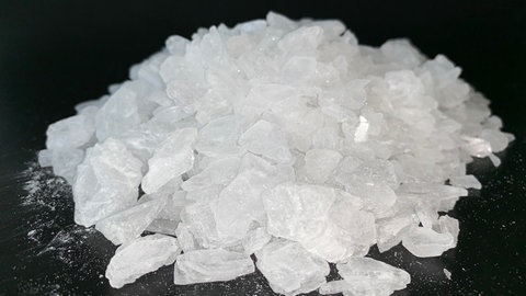 Auf dem Schwarzmarkt wird Methamphetamin häufig in Form von kleinen Kristallen - "Crystal Meth" genannt - verkauft.