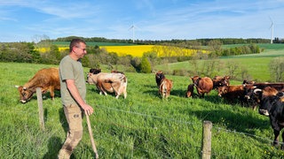 Landwirt Tobias Wollenweber betreibt einen Bio-Betrieb in der Eifel. 