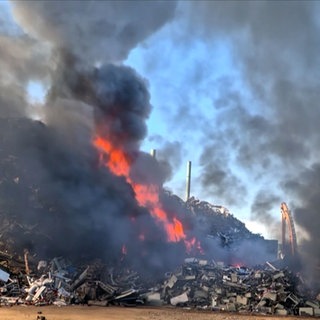 Großbrand bei einer Verwertungsfirma im Hafen Trier